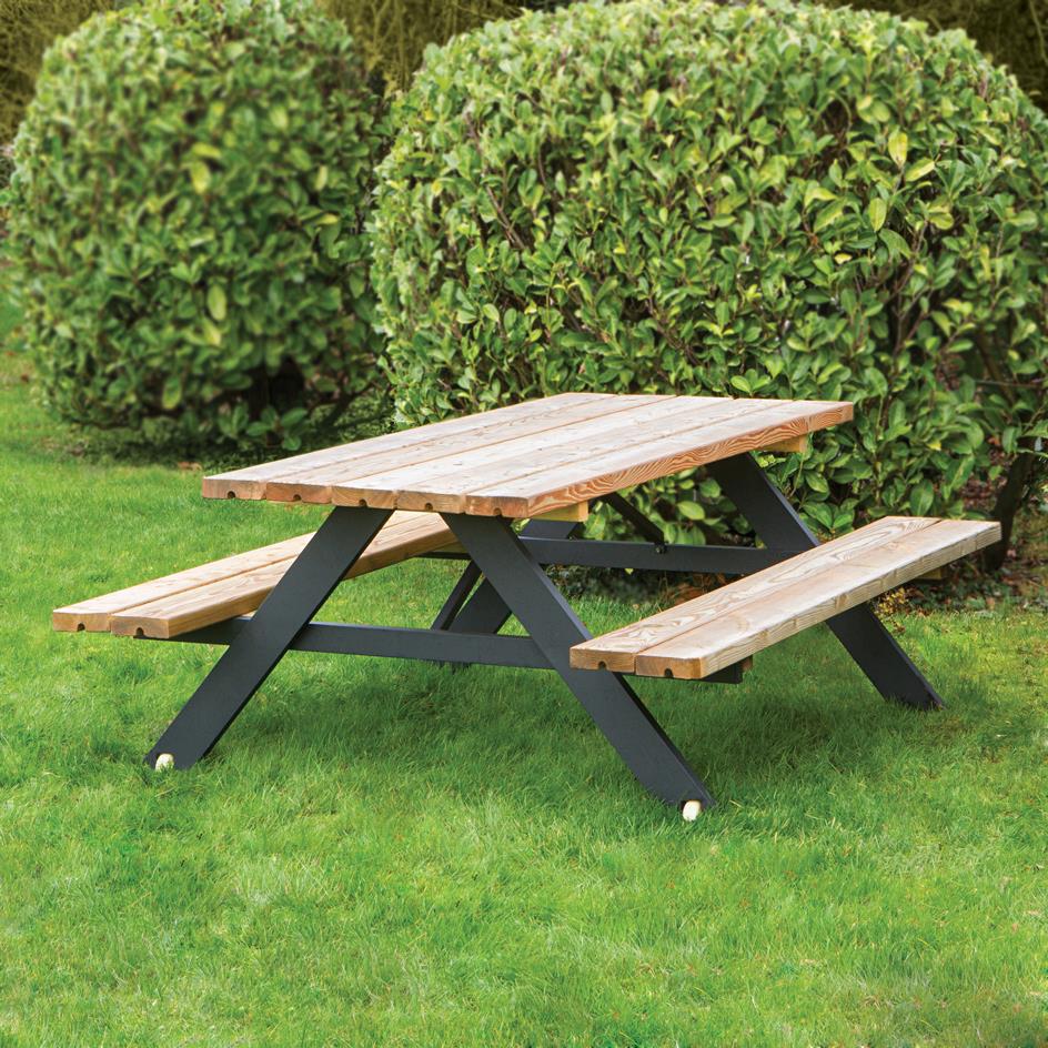 Picnic table in larch and aluminium frame with wheels